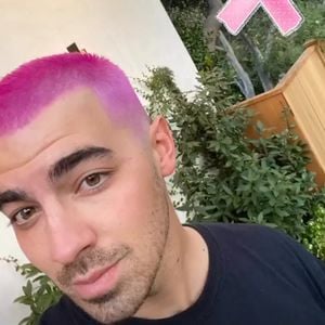 Jetzt auch Joe Jonas: Das hat's mit pinken Haaren auf sich