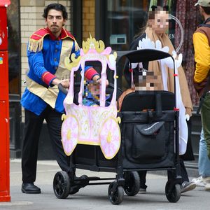 Joe Jonas ist an Halloween mit seinen Töchtern unterwegs