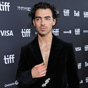 Geschmückter Kinderwagen: Joe Jonas geht mit Kids spazieren