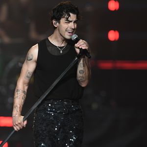 "Kaputt": Joe Jonas lässt sich kryptisches Tattoo stechen