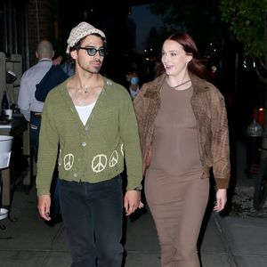 Cooler Look: Sophie Turner zeigt Babybauch in engem Kleid