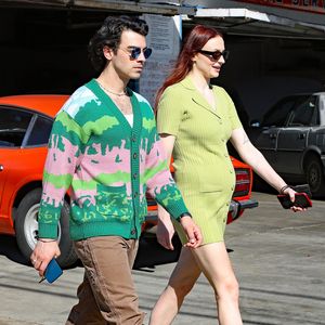 Auffällige Wölbung: Hat Sophie Turner hier einen Babybauch?