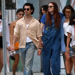Versteckt Sophie Turner unter diesem Look einen Babybauch?