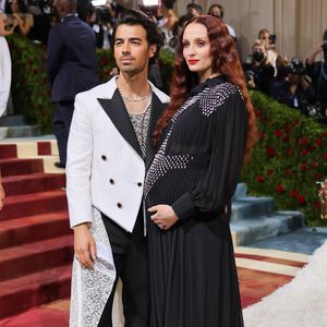 Joe Jonas und schwangere Sophie Turner strahlen auf Met Gala