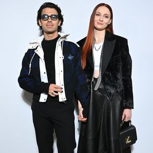 Joe Jonas und Sophie Turner posen auf Pariser Fashion Week