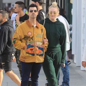Top oder Flop? Joe Jonas in cooler Comic-Jacke unterwegs