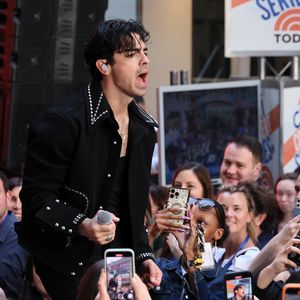 Outfit-Wechsel bei Show: Joe Jonas hatte in Hose gekotet