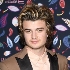 Joe Keery bei der Fashion Week in Paris