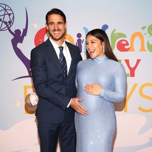 Im Glitzerkleid: Gina Rodriguez präsentiert ihren Babybauch
