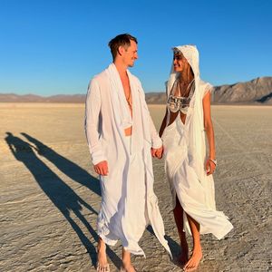 Mitten in der Wüste: Kelly Gale hat Joel Kinnaman geheiratet