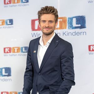 Aua! Bekommt GZSZ-Jörn heute 5 Piercings im TV?
