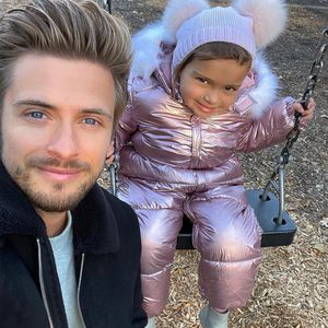 Mini-Auszeit: Jörn Schlönvoigt mit Delia auf Spielplatz