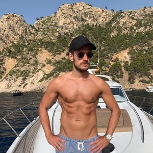 Zum schwach werden: Hier zeigt Jörn Schlönvoigt sein Sixpack