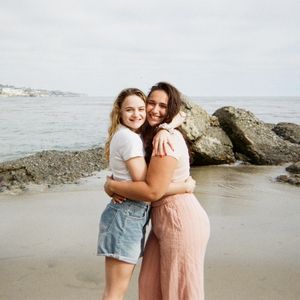 Selten: Joey King teilt Bilder mit Freundin Ariana am Strand