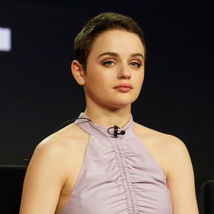 Fake-Frisur: Joey King bei "The Kissing Booth 2" mit Perücke