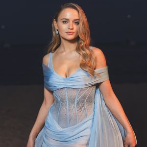 Von wegen Bob: Hier präsentiert Joey King ihre lange Mähne!