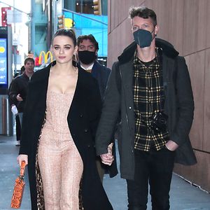 Hand in Hand: Joey King wird von Steven zur Arbeit begleitet