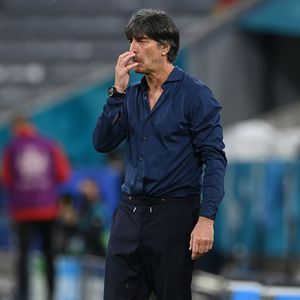 EM-Spiel: Joachim Löws Finger erst in der Nase, dann im Mund
