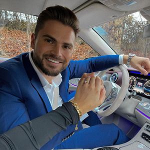 Frisch verlobt: Johannes Haller kann sein Glück kaum fassen!