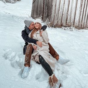 Johannes Haller und Jessica Paszka kuscheln im Schnee