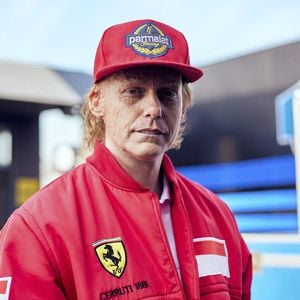 Johannes Heinrichs wird in neuer Serie "Senna" zu Niki Lauda