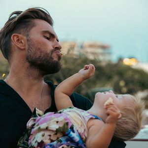 Zauberhaft! Johannes und Jessica Haller zeigen ihre Tochter