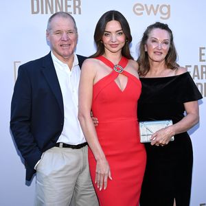 Jung geblieben: Miranda Kerr bringt ihre Eltern mit zu Event