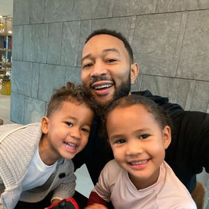 Niedliches Selfie: John Legend posiert mit seinen zwei Kids!