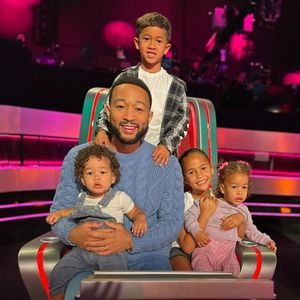 Im "The Voice"-Stuhl: John Legend posiert mit seinen Kids