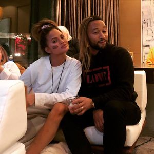 Hier trägt John Legend Haar-Extensions seiner Frau Chrissy