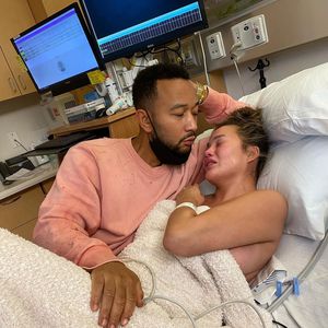 Herzzerreißend: Chrissy Teigen erinnert an ihr Sternenkind