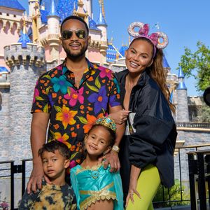 Süße Fotos: Chrissy Teigen strahlt mit Familie im Disneyland