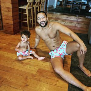 Nur in Badehose: John Legend kuschelt mit seinen Kindern