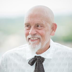 John Malkovich rettet einem Passanten das Leben!