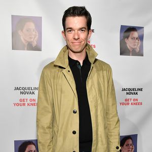 Offiziell: John Mulaney hat Scheidungspapiere eingereicht