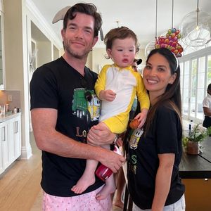 Süßes Video: Olivia Munns Gatte und Sohn haben gleichen Tick