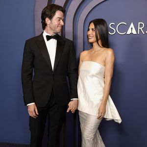 John Mulaney und Olivia Munn feiern ihr Red-Carpet-Debüt!
