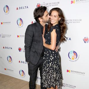 So happy: John Stamos' Verlobte lässt ihren Ring funkeln!