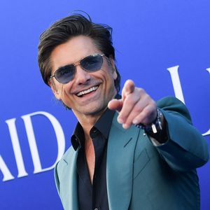 John Stamos schwingt an seinem 60. Geburtstag das Tanzbein!