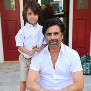 Ist der "Full House"-Star John Stamos ein strenger Vater?