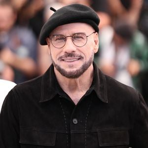 Neuer Look: Das ist der Grund für John Travoltas Baskenmütze