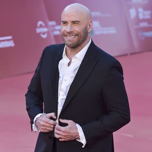 Ciao Haare! John Travolta rockt mit Glatze den Red Carpet