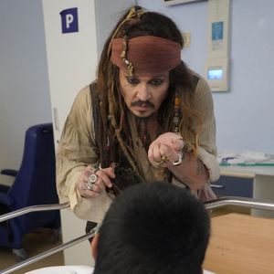 Captain Jack Sparrow besucht Kinderkrankenhaus in Spanien