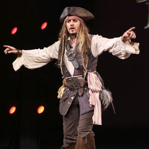 Johnny Depp muntert Kids in Klinik als Jack Sparrow auf!