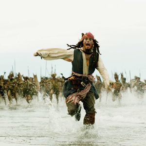 Johnny Depp besucht als Jack Sparrow Kinder im Krankenhaus