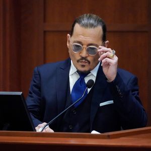 Johnny Depp geht mit frecher Attitüde vor Gericht viral!