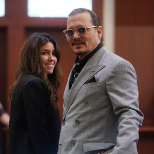Johnny Depps Anwältin Camille hilft kollabiertem Passagier