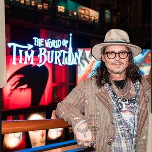 Total begeistert: Johnny Depp besucht Tim-Burton-Ausstellung