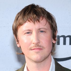 Johnny Pemberton bricht "Fallout"-Maskenzeit-Rekord