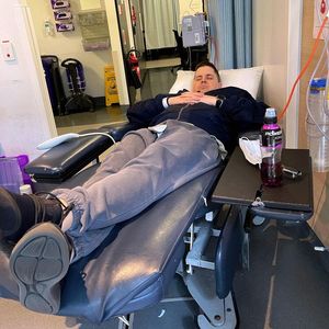 Fünf Jahre Krebskampf: Johnny Ruffo schläft bei der Chemo